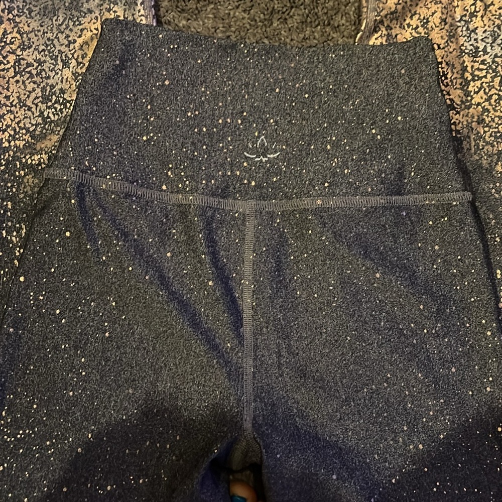 3/$15. Beyond Yoga Leggings S - Picture 4 of 4
